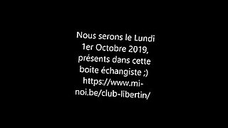 une femme bland avec 2 grad bite a la picine