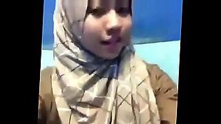 budak melayu pakai baju sekolah