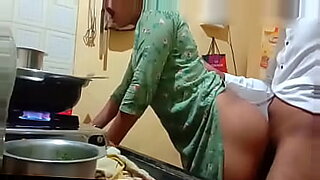 tante baju merah mainin anak kecil di hotel