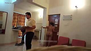 Pussy-flash-in-hotel