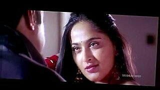 anushka shetty hot boobs press