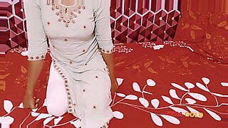 سكس-أخ-يخرج-من-الحمام-وينك-اخته