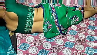desi-saree-hot-shemale