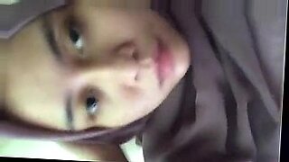 jilbab-pipis-minum-sendiri-with-colmek-masturbation-hijab-in-wc-part