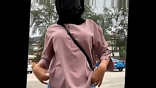 awek baju merah menari bogel