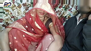 teen-saree-removing