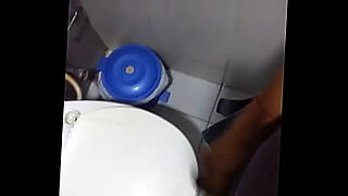 boys do toilet in girls fat hd