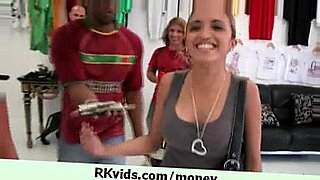 russian-girl-give-money