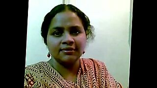 indian sex video of an indian aunty showing her big boobs sarees