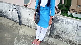 desi-aunty-outdoor-pee