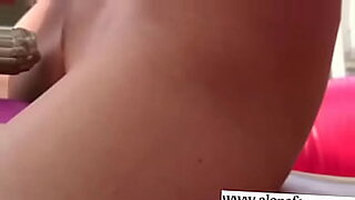 0-سكس-انجي-خوري-تخلع-ملابسها-وتداعب-بزاز