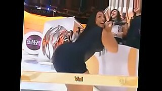 mulher melancia dando do sofa