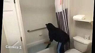 mom in bath lesbian