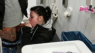 boys do toilet in girls fat hd