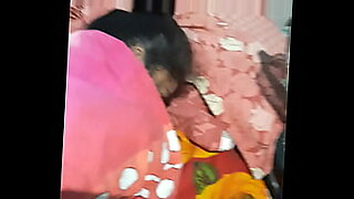 মেয়ে-দের-সোনা-ডলাডলি-করা