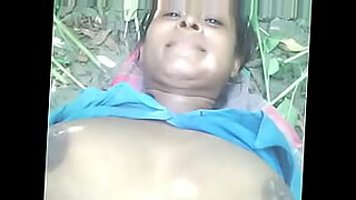 lesbian-fingering-outdoor