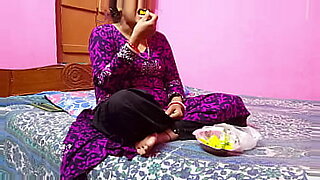 indian female pubic hair shaving in action