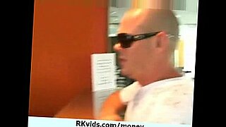sleeping-duighter-finger-video