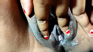 gaping-pussy-toyed-insertion