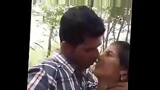 lesibian-eating-vagina-in-park